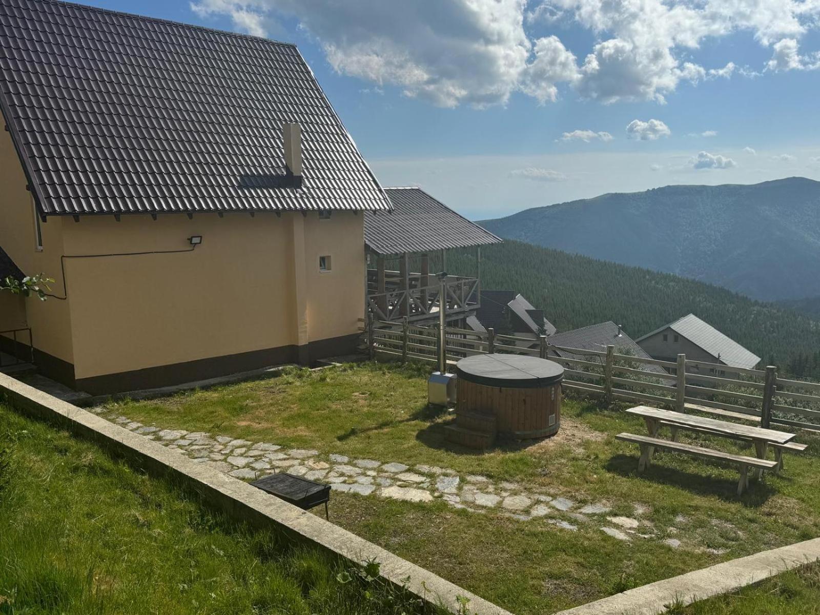 Lupul Dacic Hotel Ranca Bagian luar foto
