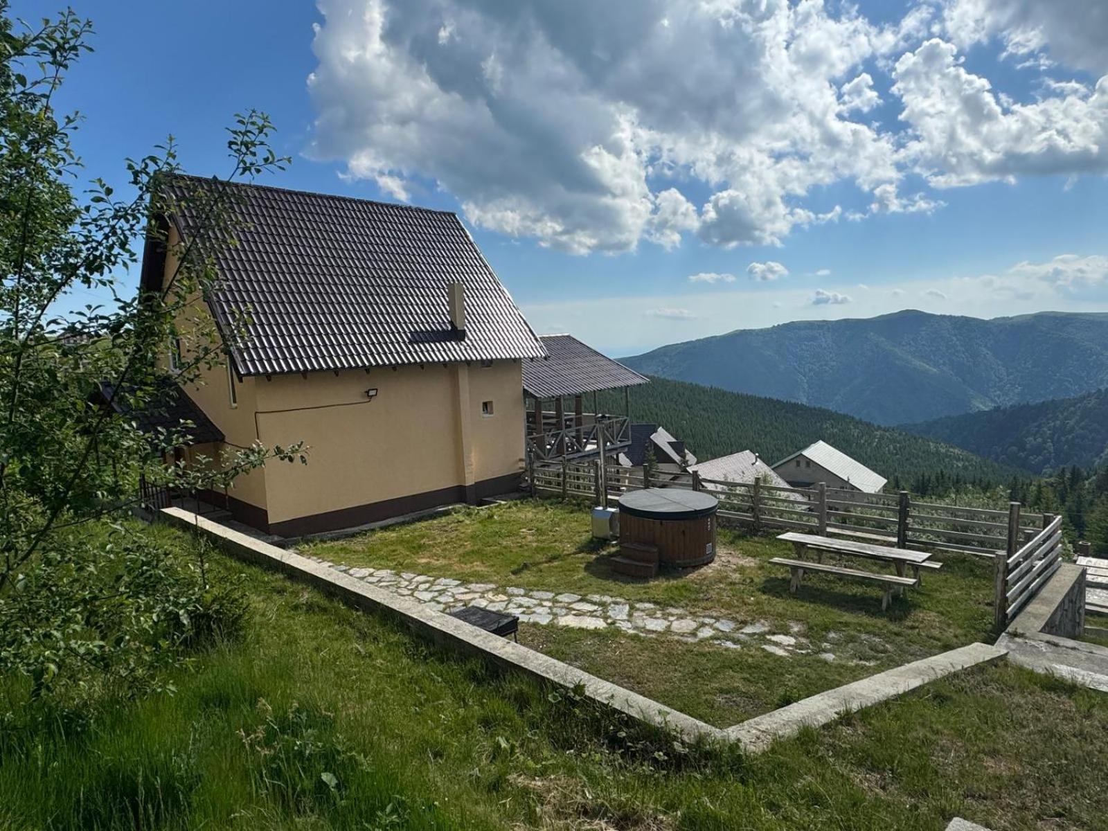 Lupul Dacic Hotel Ranca Bagian luar foto